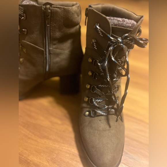 Block ankle boot with zipper on the side . - Picture 3 of 9